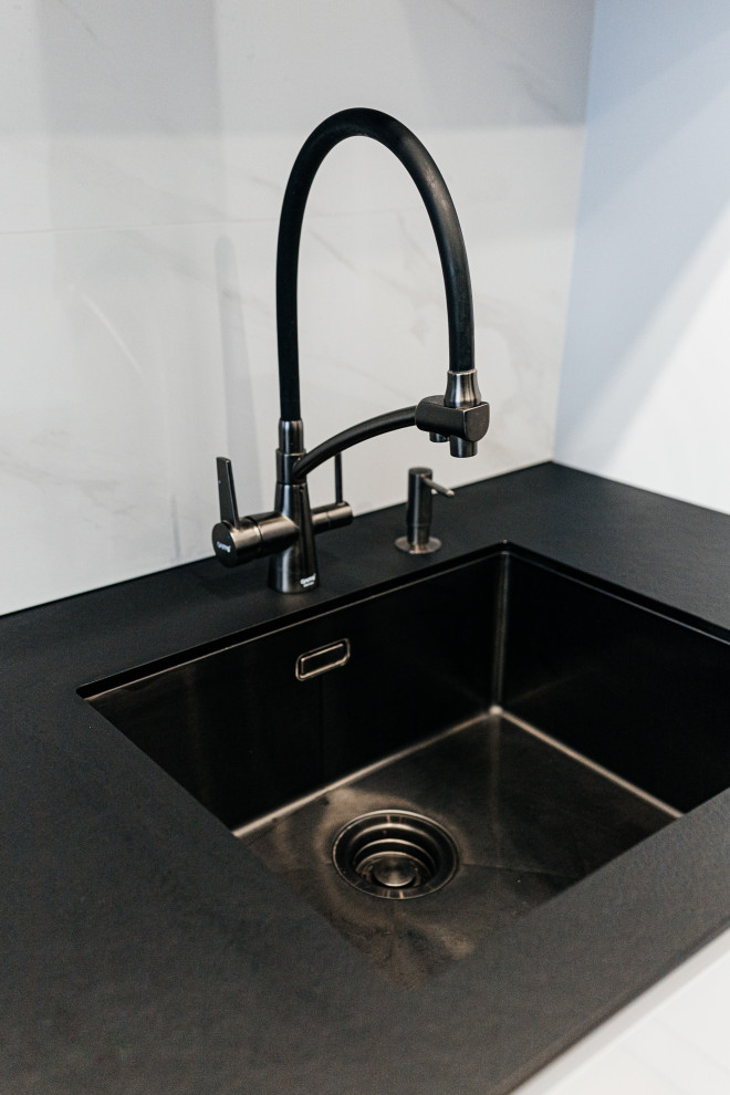 Угловая кухня с фасадами Fenix