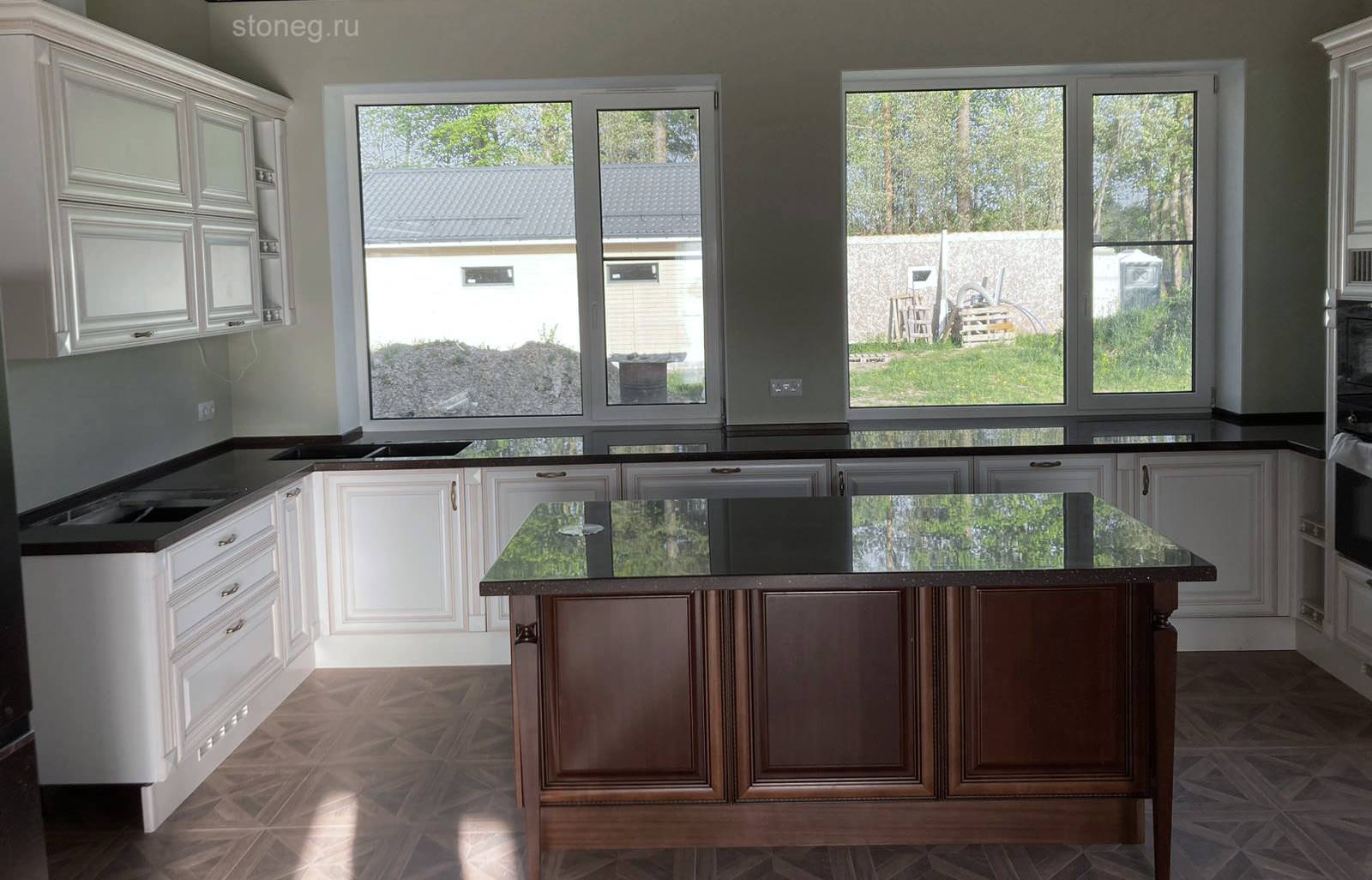 Обложка проекта: Классический интерьер кухни со столешницами из искусственного камня