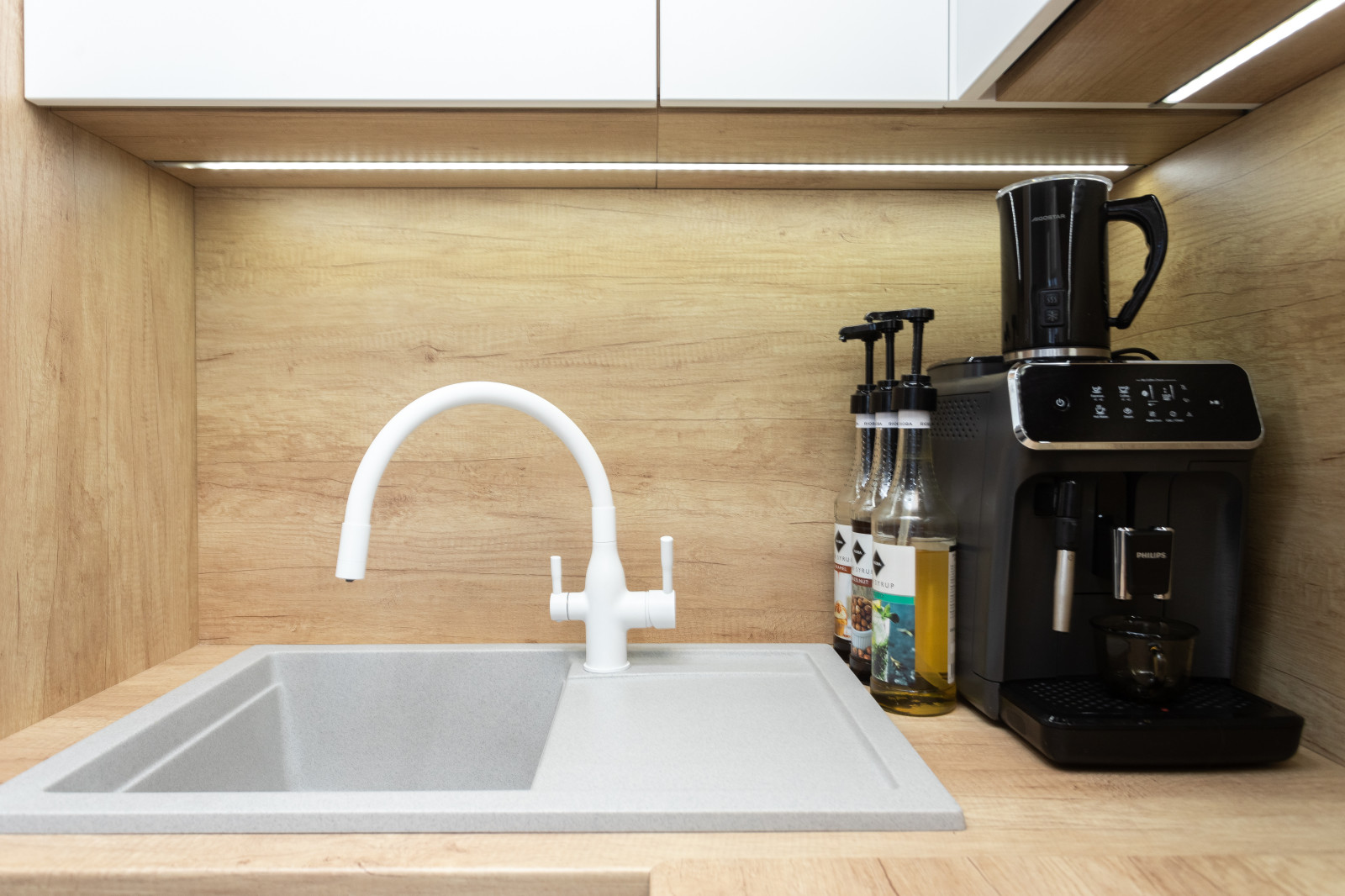 Кухня в современном стиле с витринами в Калининграде