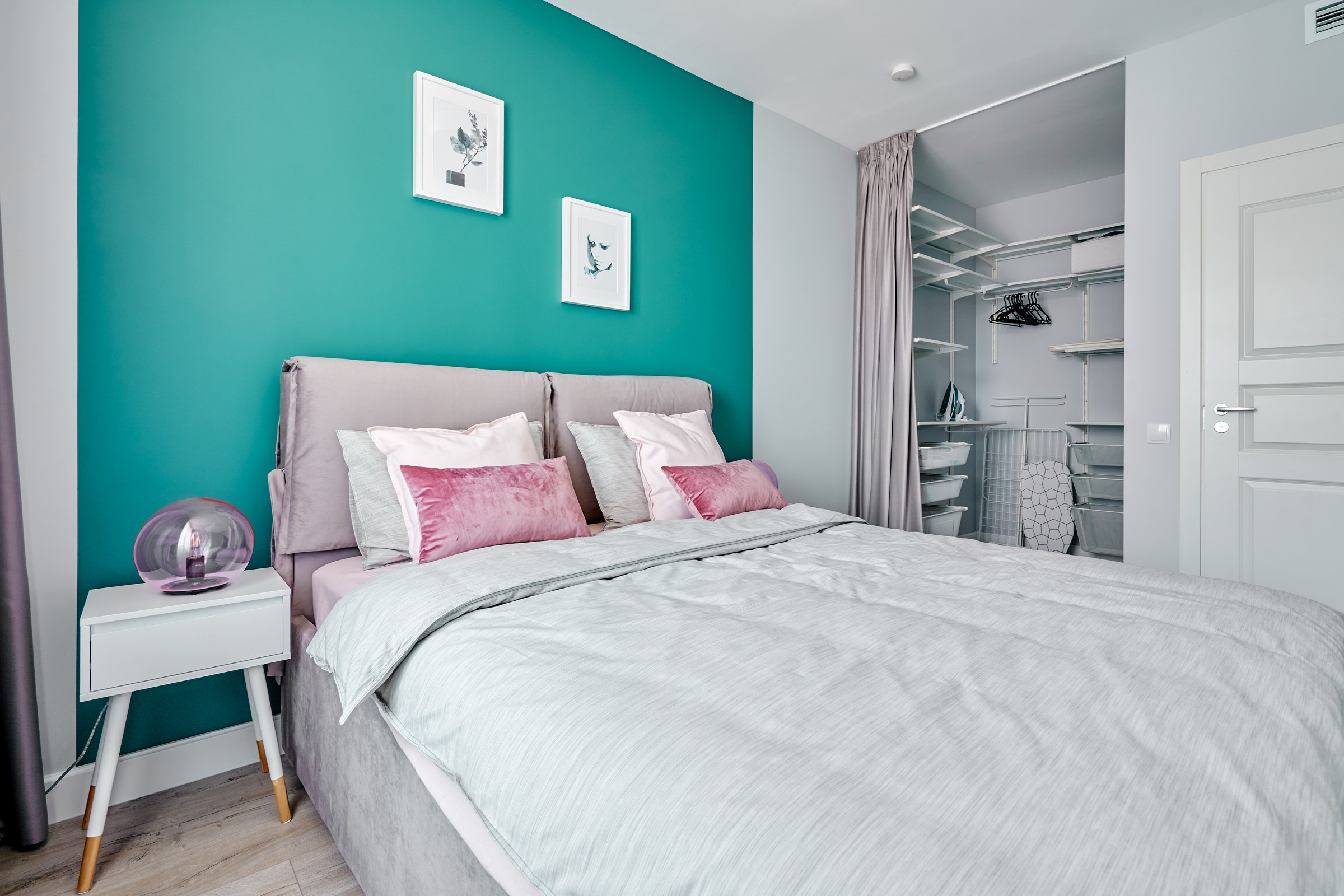 На берегу лесного ручья