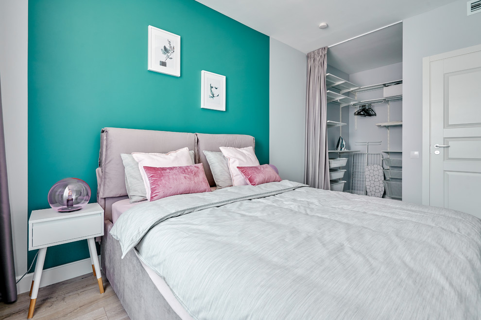 На берегу лесного ручья