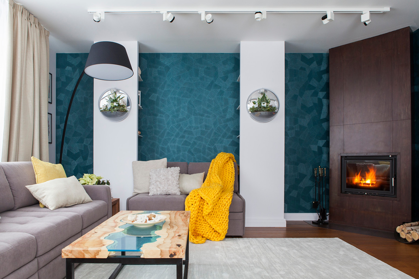 Между морем и землёйг