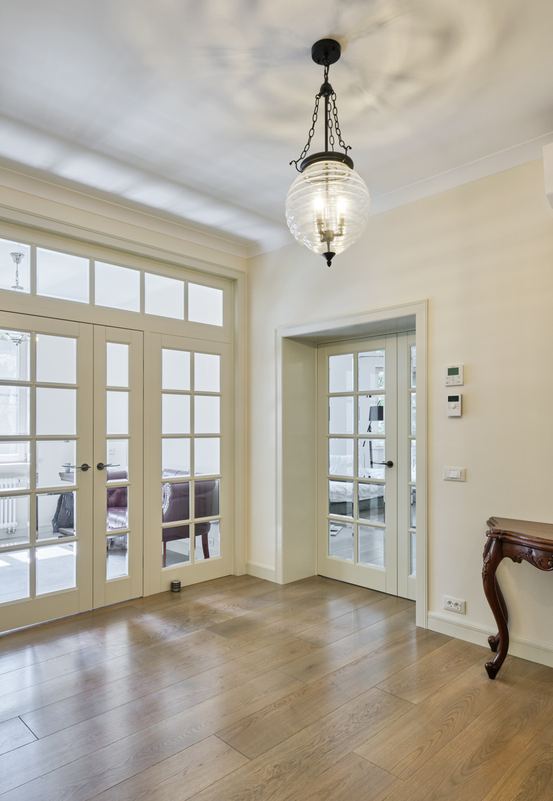 Кантри Ral 1013 в интерьере дома