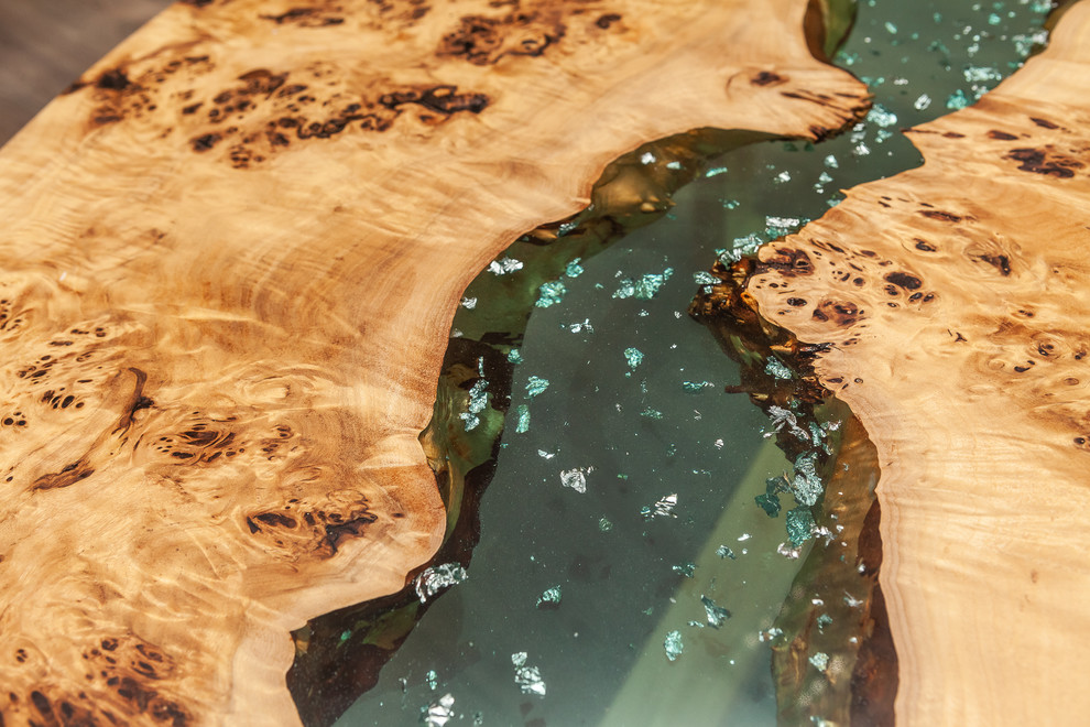 Журнальый стол из Карагача с рекой тиффани и серебряной поталью