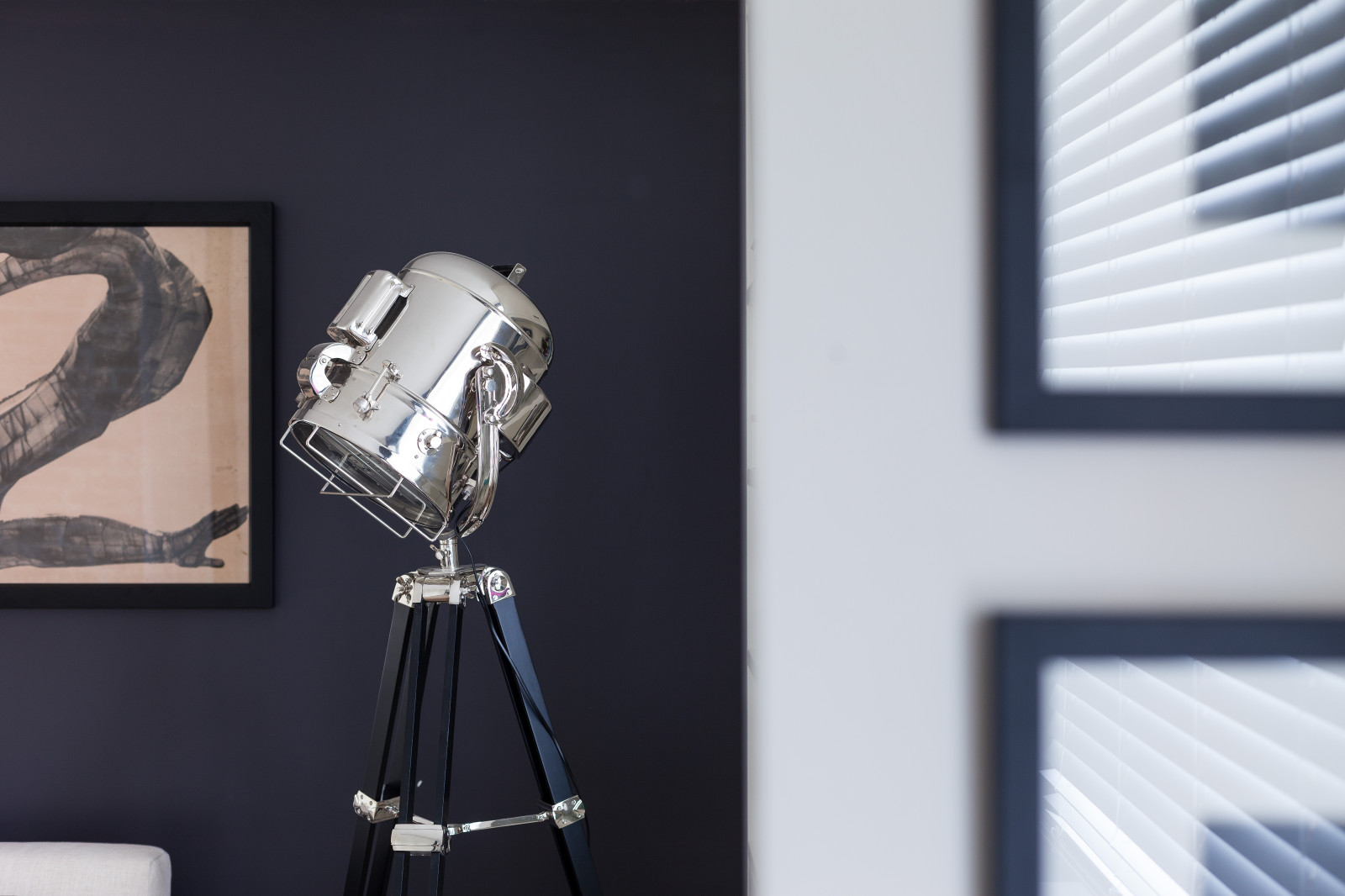 Много света