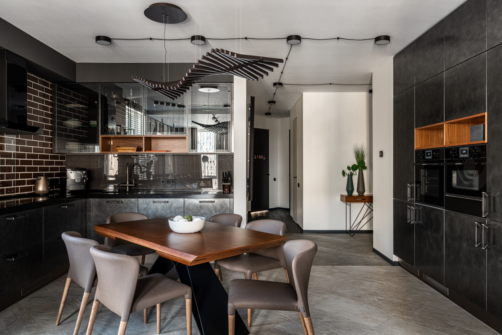 Кухня с фасадами под сталь в реализованном проекте