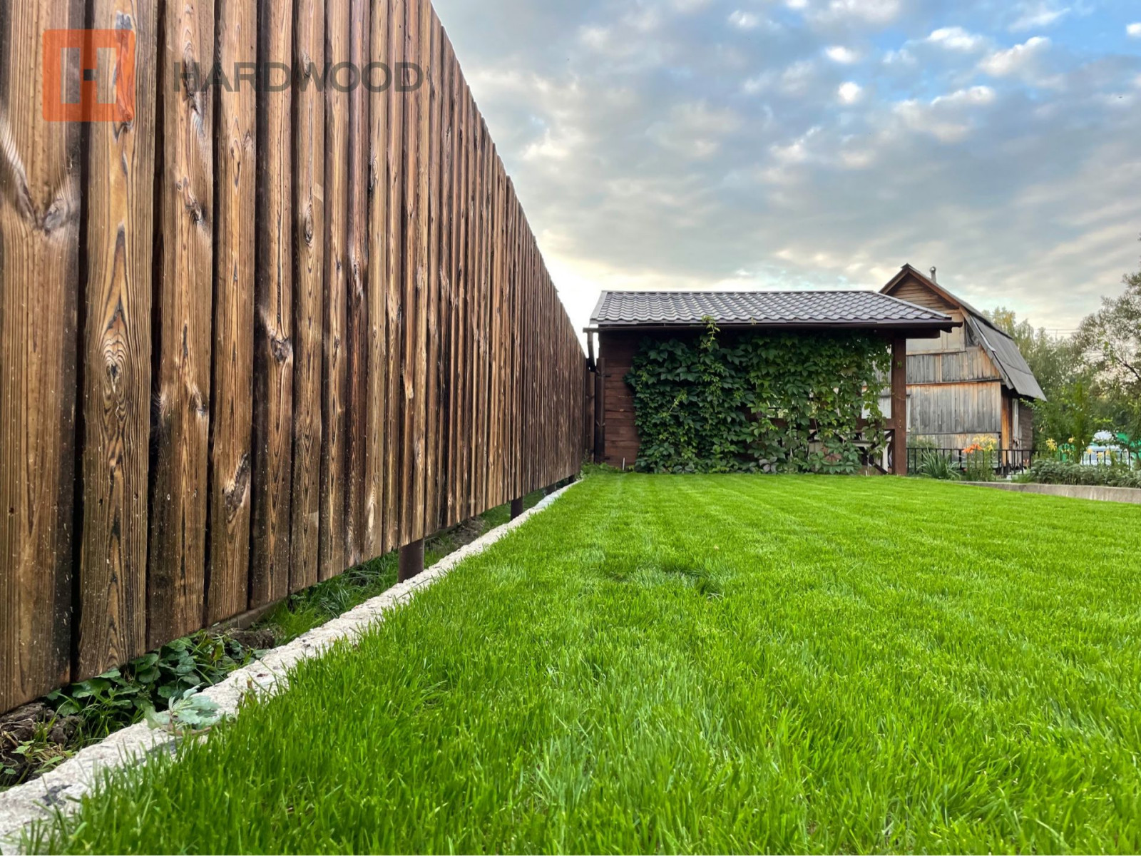 Забор из каменной древесины