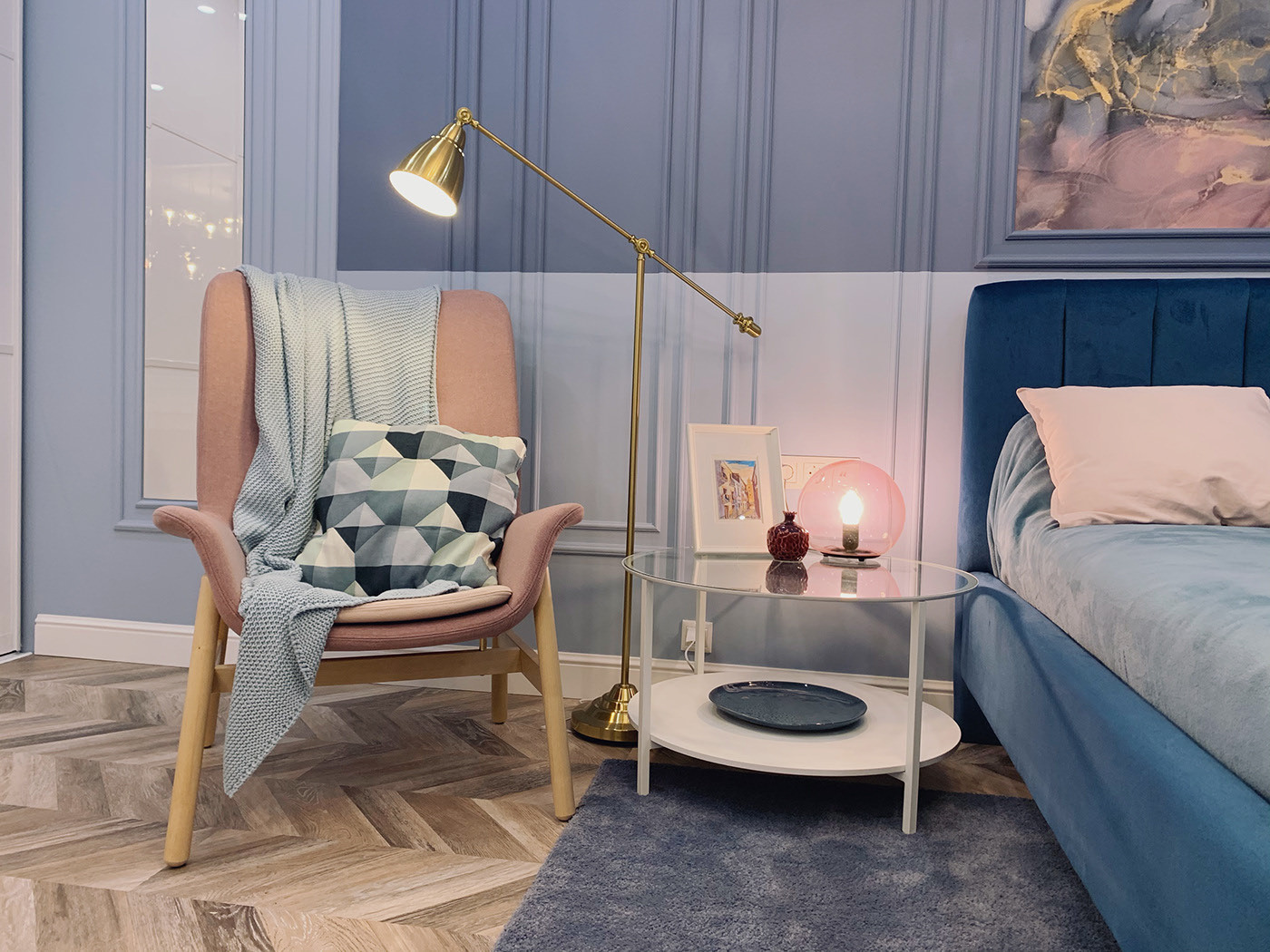 Нежная спальня для молодой пары