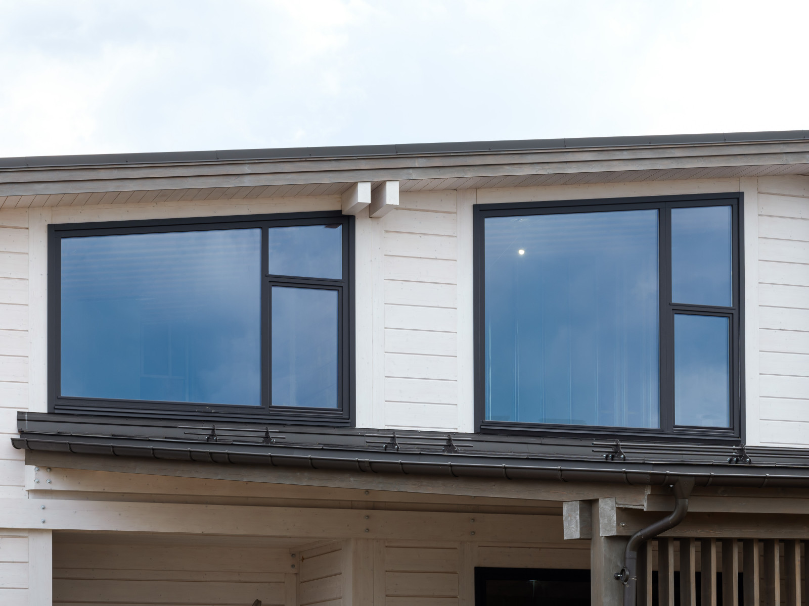 Трапецевидные окна, порталы и входные двери для современного дома