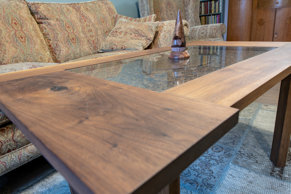 Журнальный столик с восточным артефактом