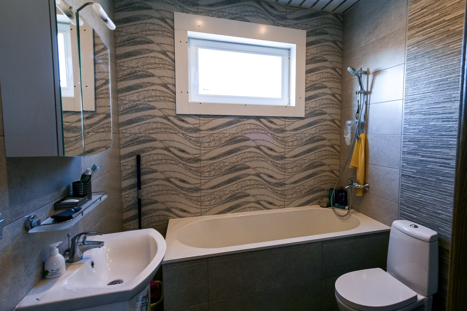 Санузел в деревянном доме из клееного бруса