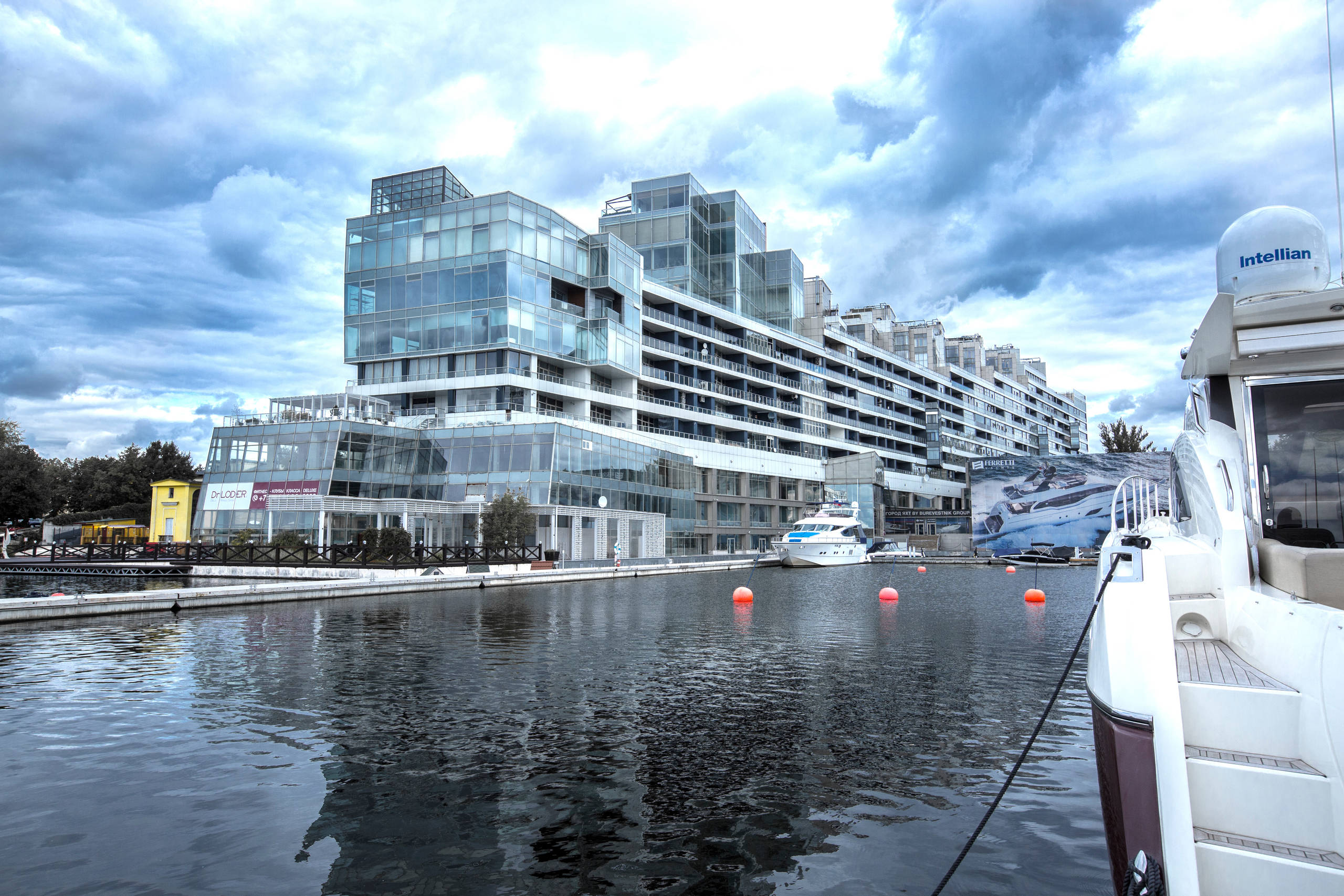 В гостях: Дом, в котором можно плавать по Москве и рыбачить