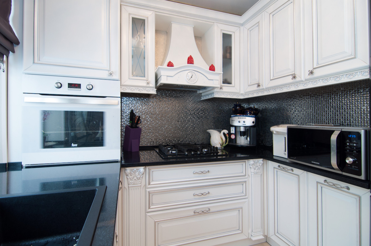 Классическая кухня в черно-белых тонах