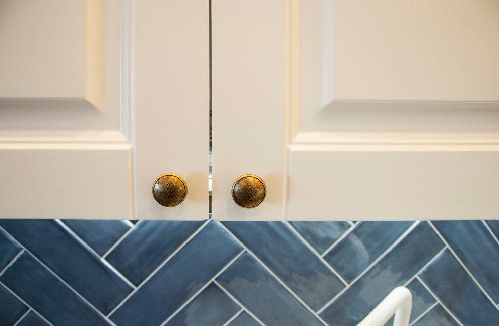 Кухня. Металлические ручки