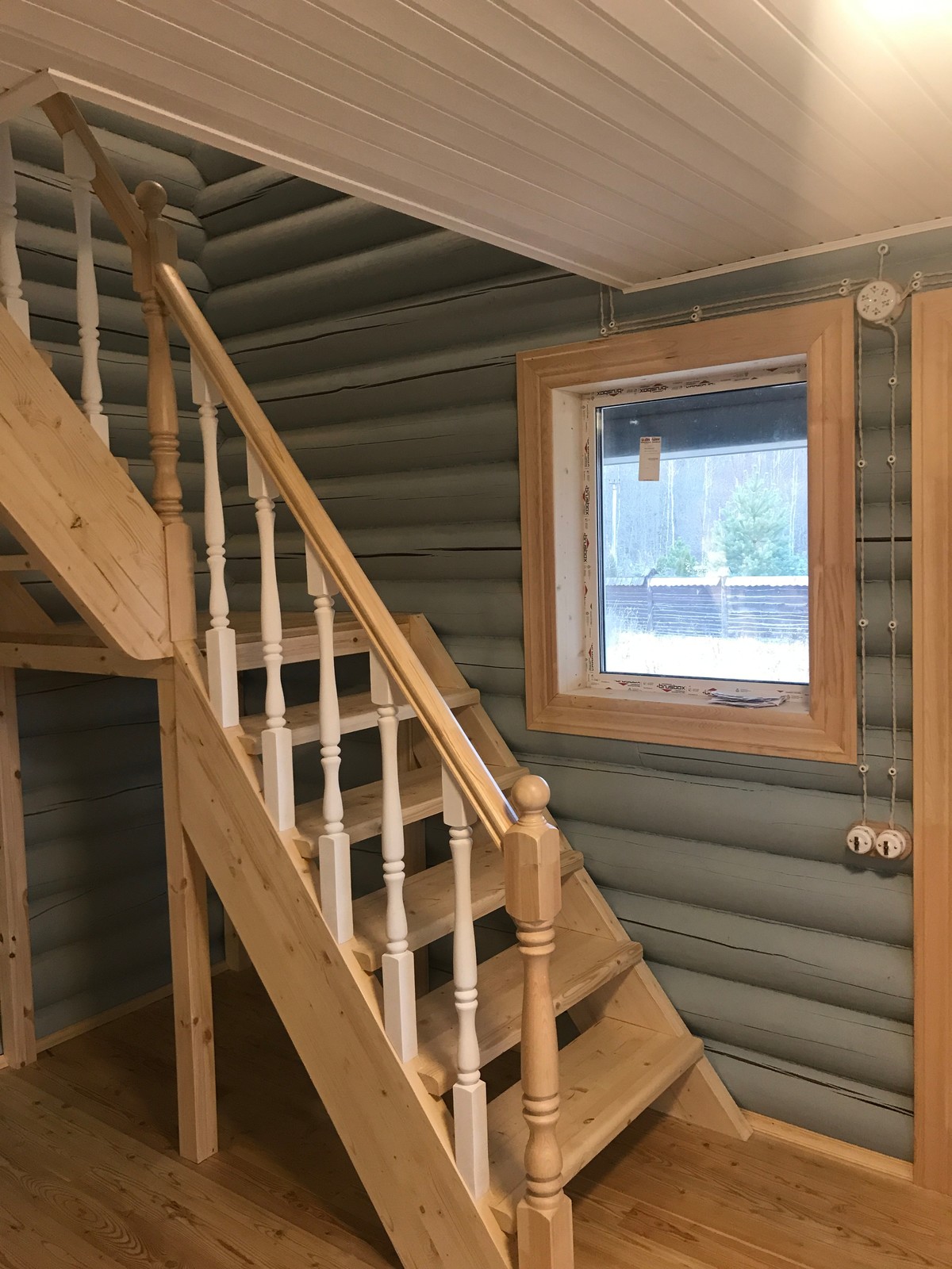 Розетки и выключатели в стиле ретро, монтаж в бревенчатом доме