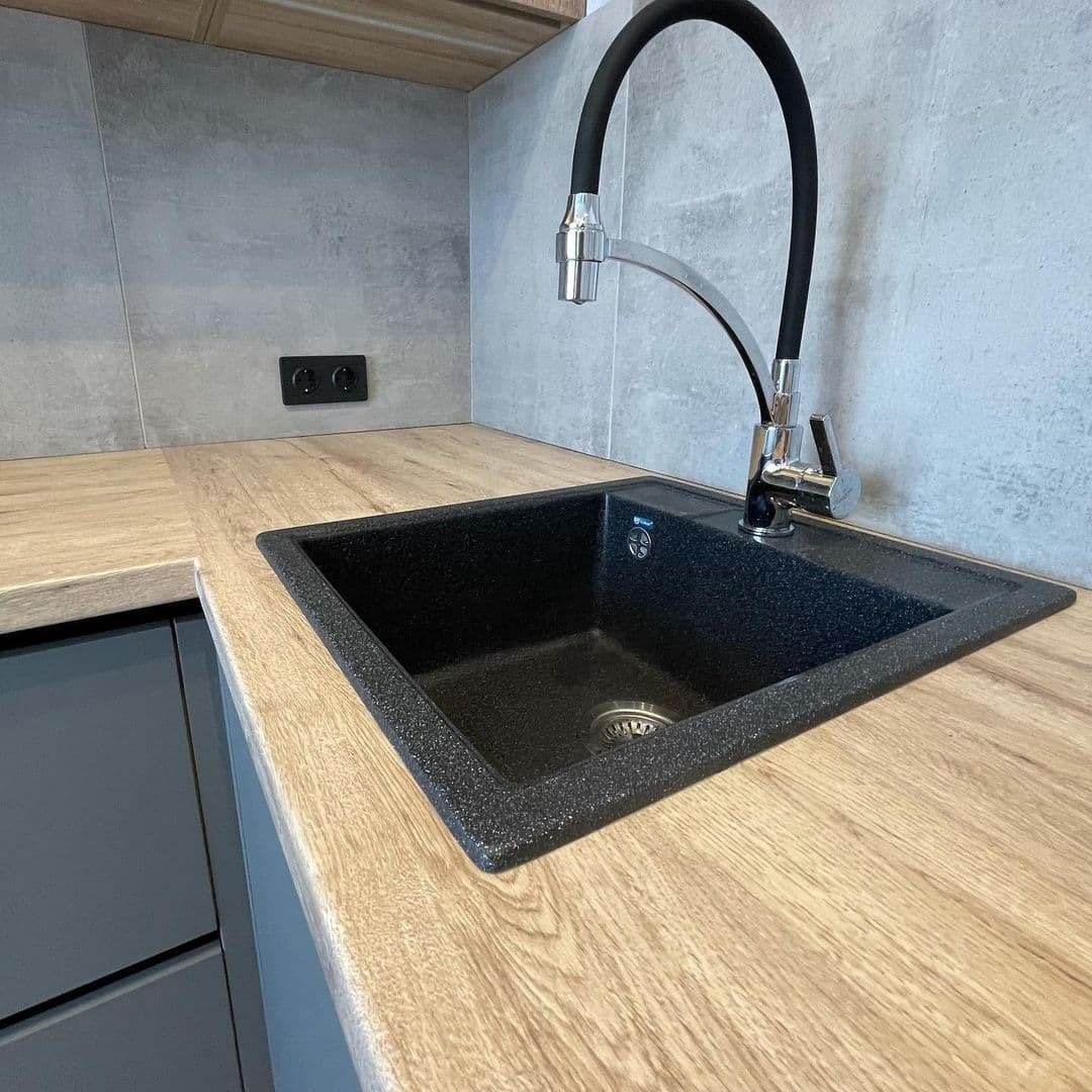 Зеленая угловая кухня под потолок со столешницей с еврозапилом