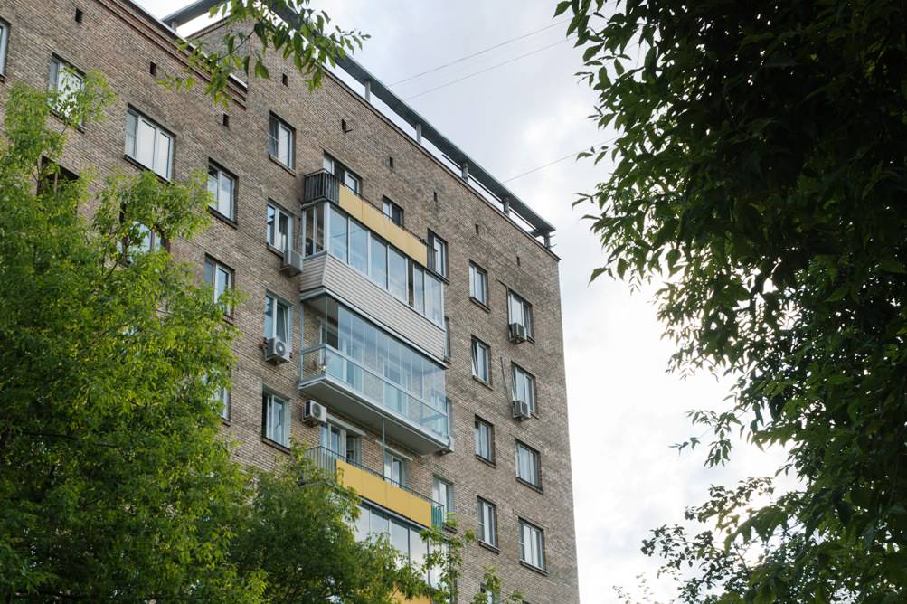 Балкон на фасаде здания