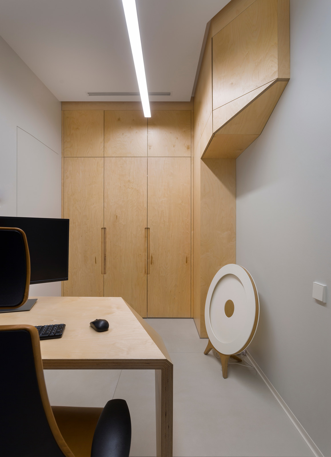 On the verge of illusion