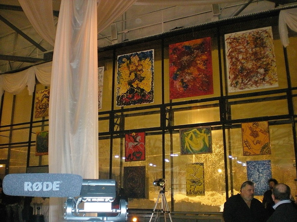 На фоне картин Лики Волчек