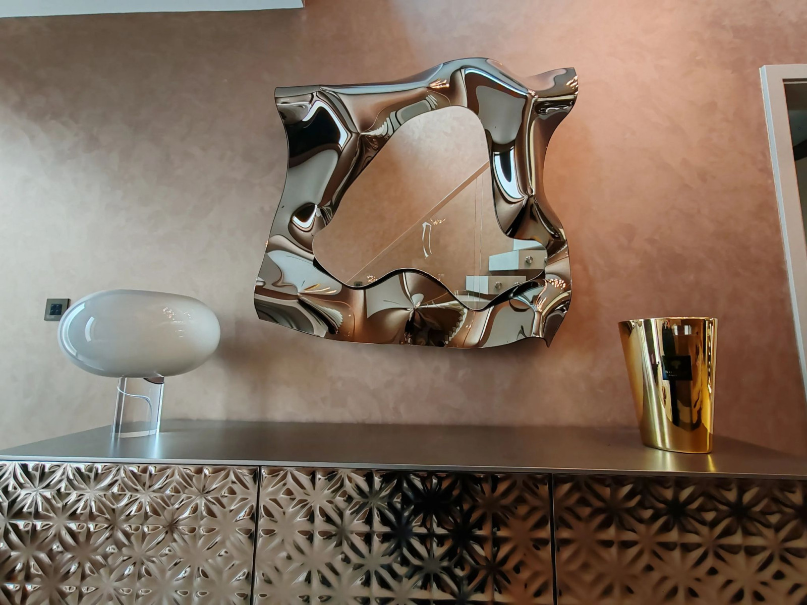 Декоративная штукатурка с эффектом мокрый шелк для коридора  и лестницы