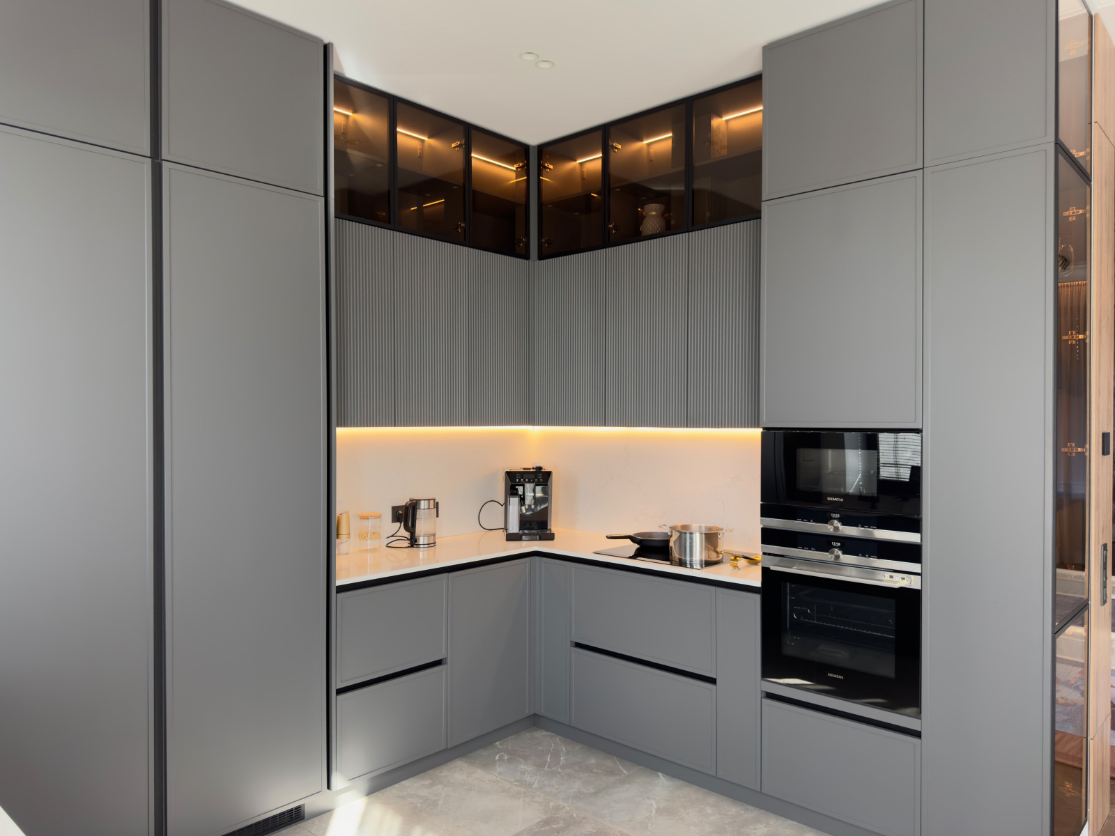 Кухня с кладовой в загородном доме