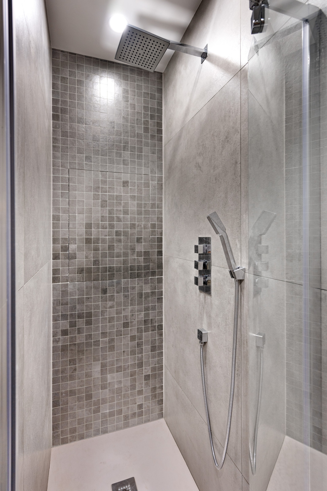 "Смокинг". Квартира на наб. Т. Шевченко