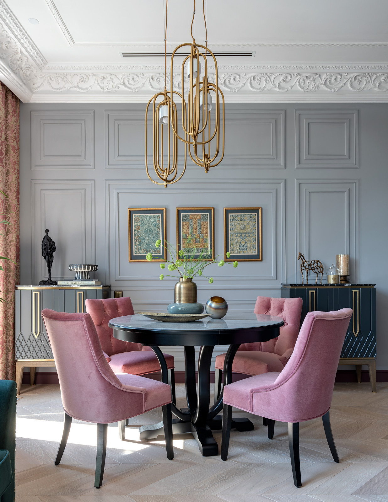 Изящная квартира в стиле неоклассики с гравюрами 18го века