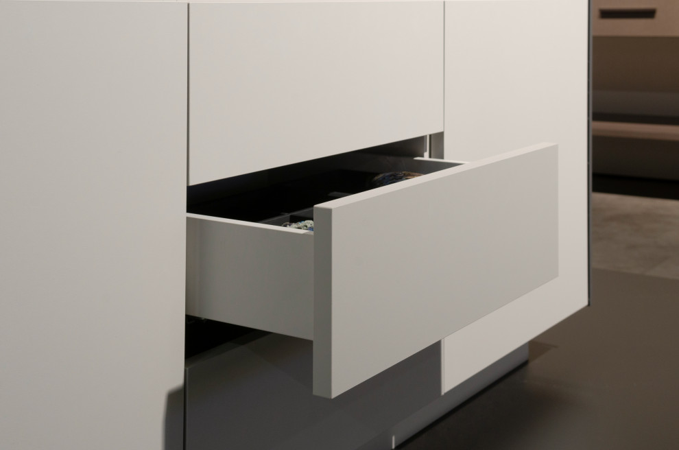 Белый комод raumplus с верхом под черный мрамор с выставки IMM Cologne 2020