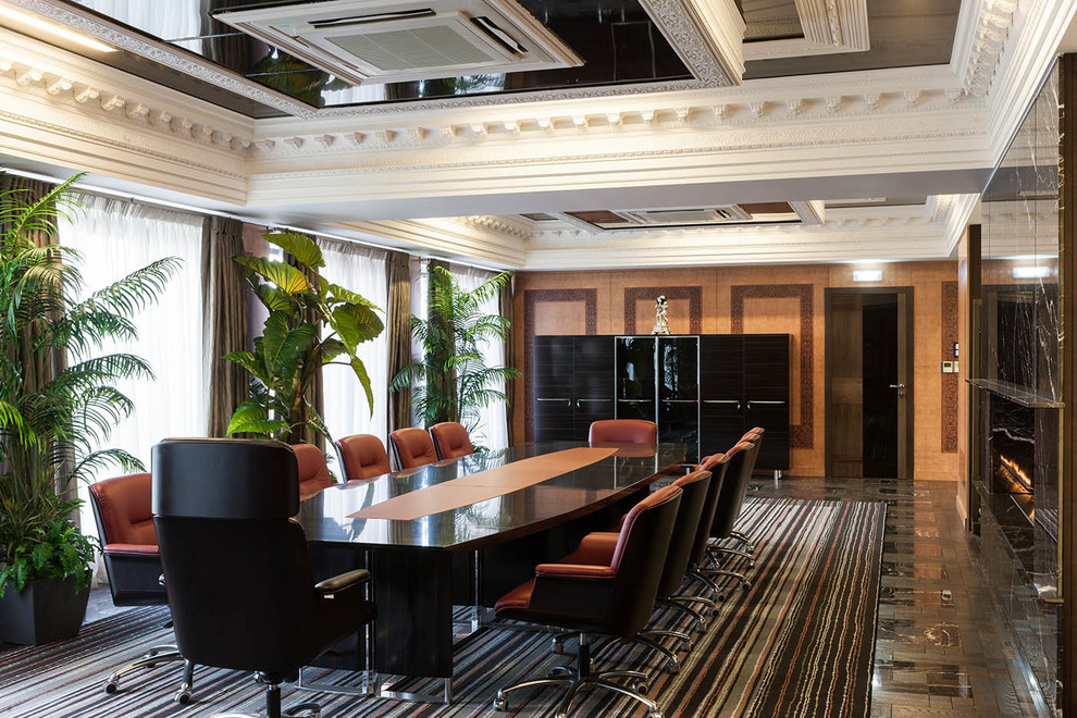 Офис с камином. Office with fireplace.