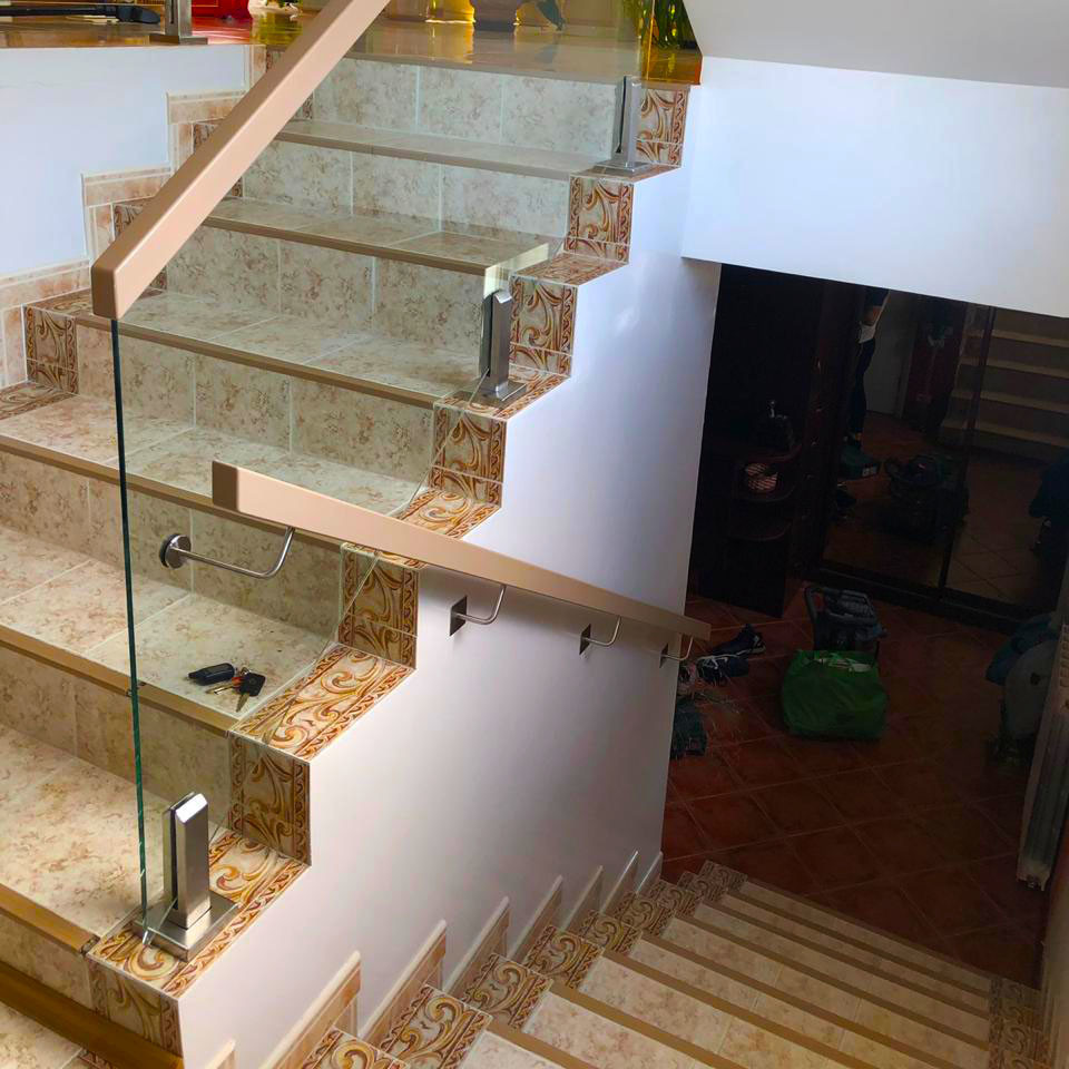 Стеклянные перила на стойках