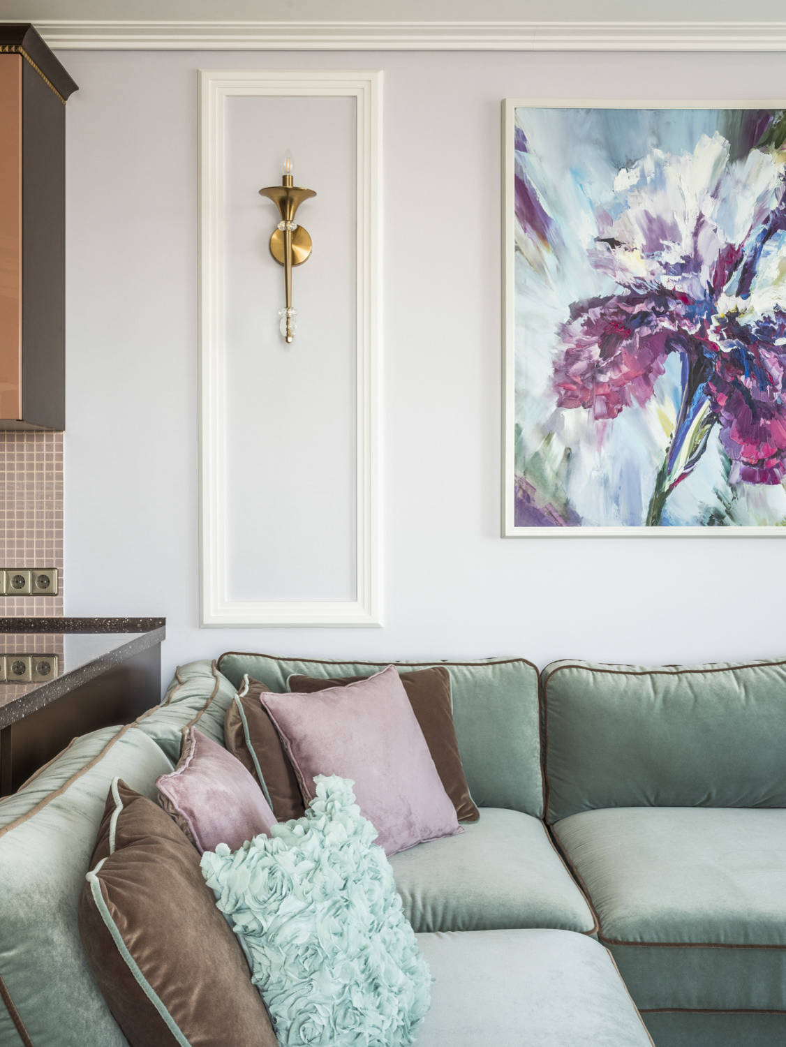 В гостях: Интерьер с шоколадной кухней и необычной планировкой