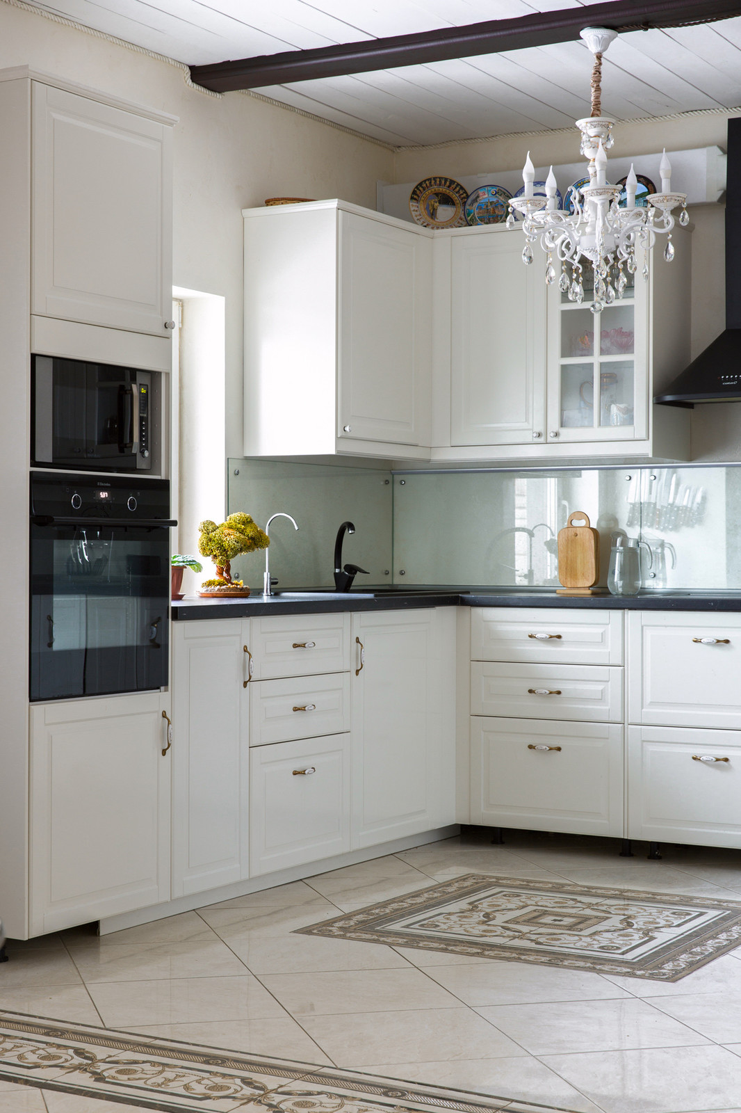 Классическая кухня-гостиная