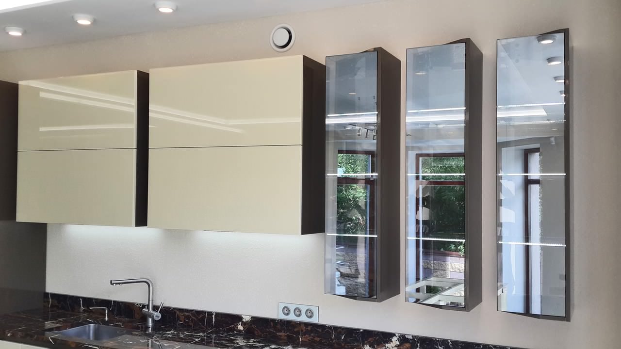 Кухонный гарнитур со стеклянными фасадами