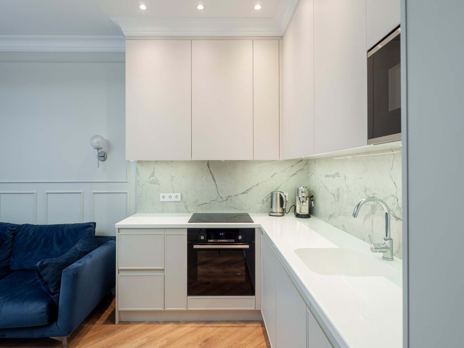 Белая кухня в стиле минимализм