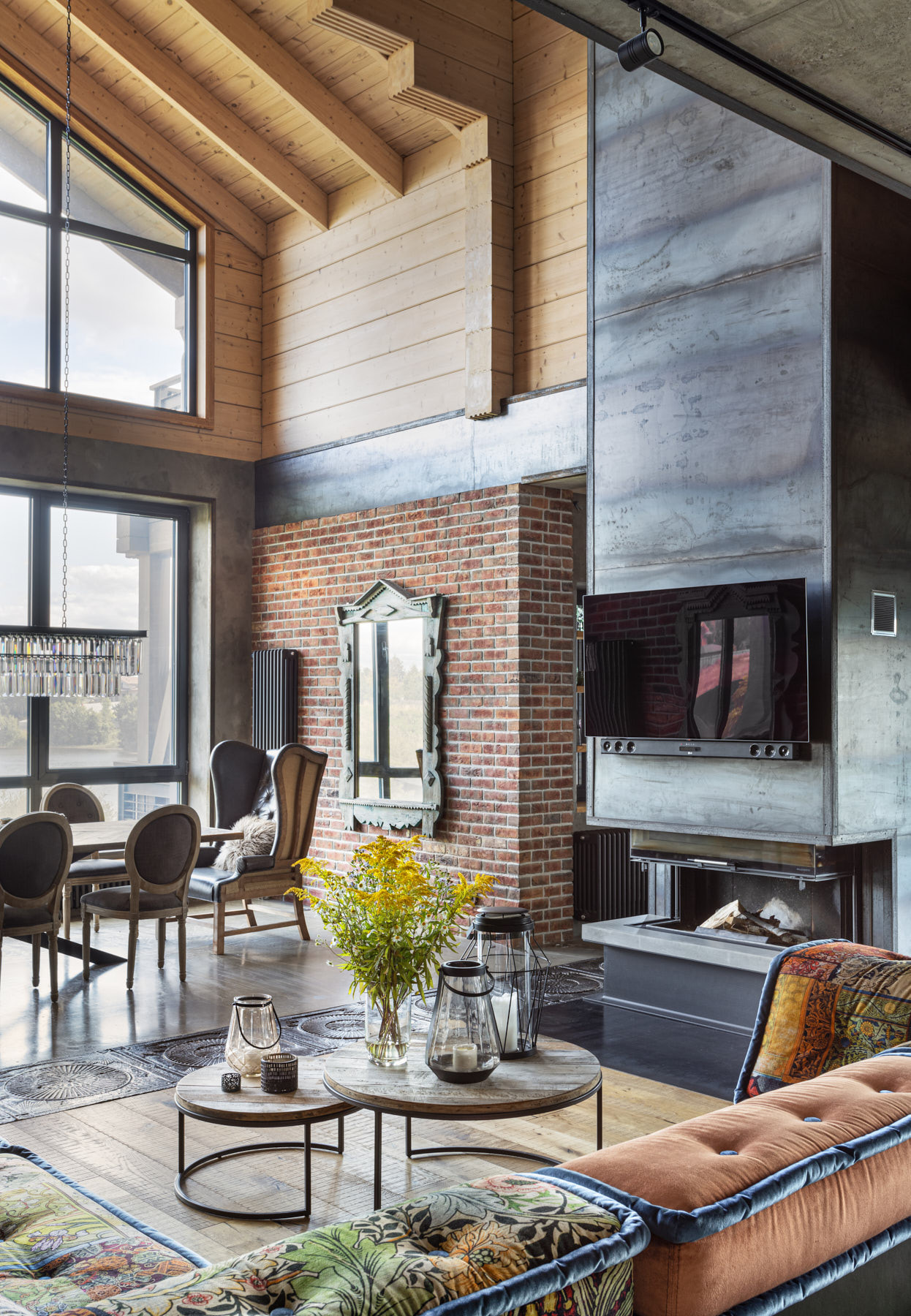 Houzz тур: Дом с напольным бордюром из старых чугунных плит