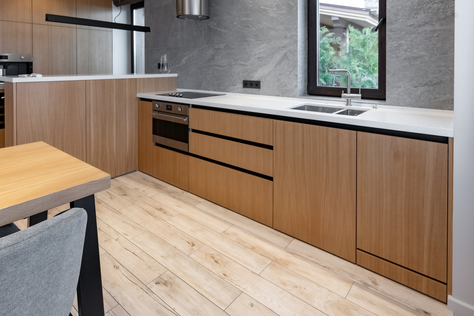 Кухня с фасадами из натурального шпона дуба