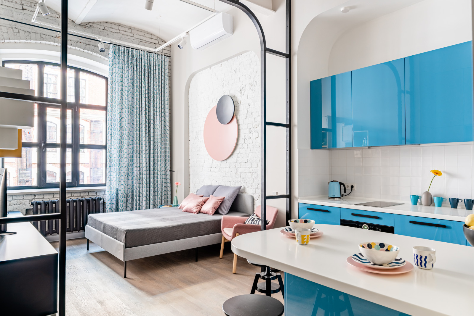 Яркая студия в лофт-комплексе