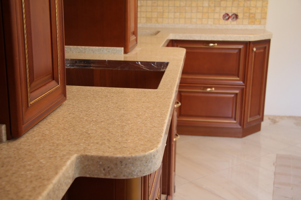 Кухня-гостиная в Самарской квартире. Столешница из искусственного камня Tristone