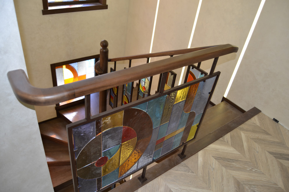 Лестница из массива дуба со стёклами Тиффани