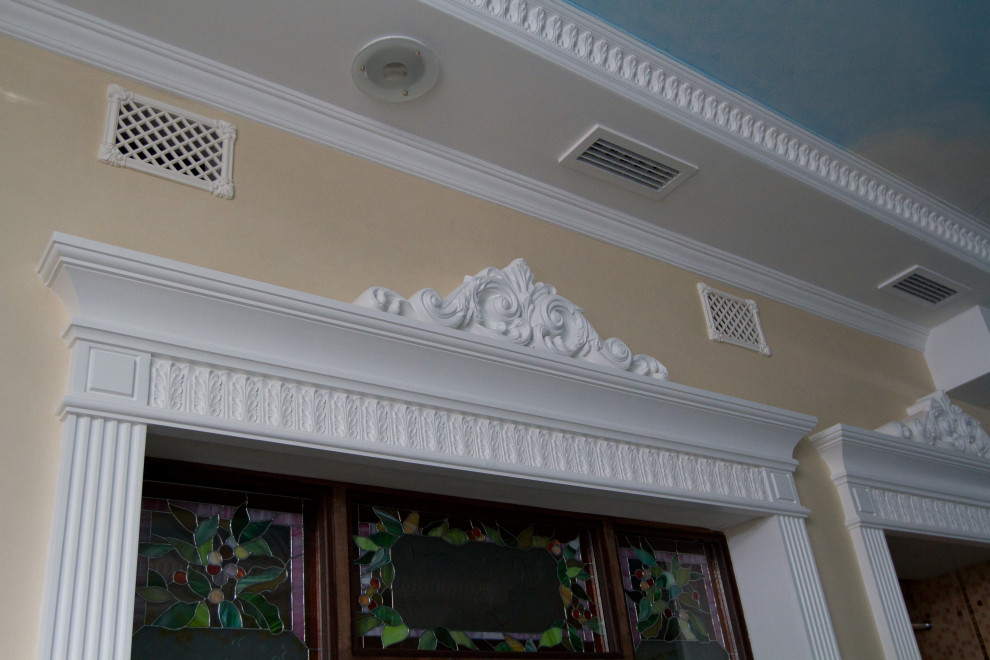 Гипсовая лепнина в загородном доме