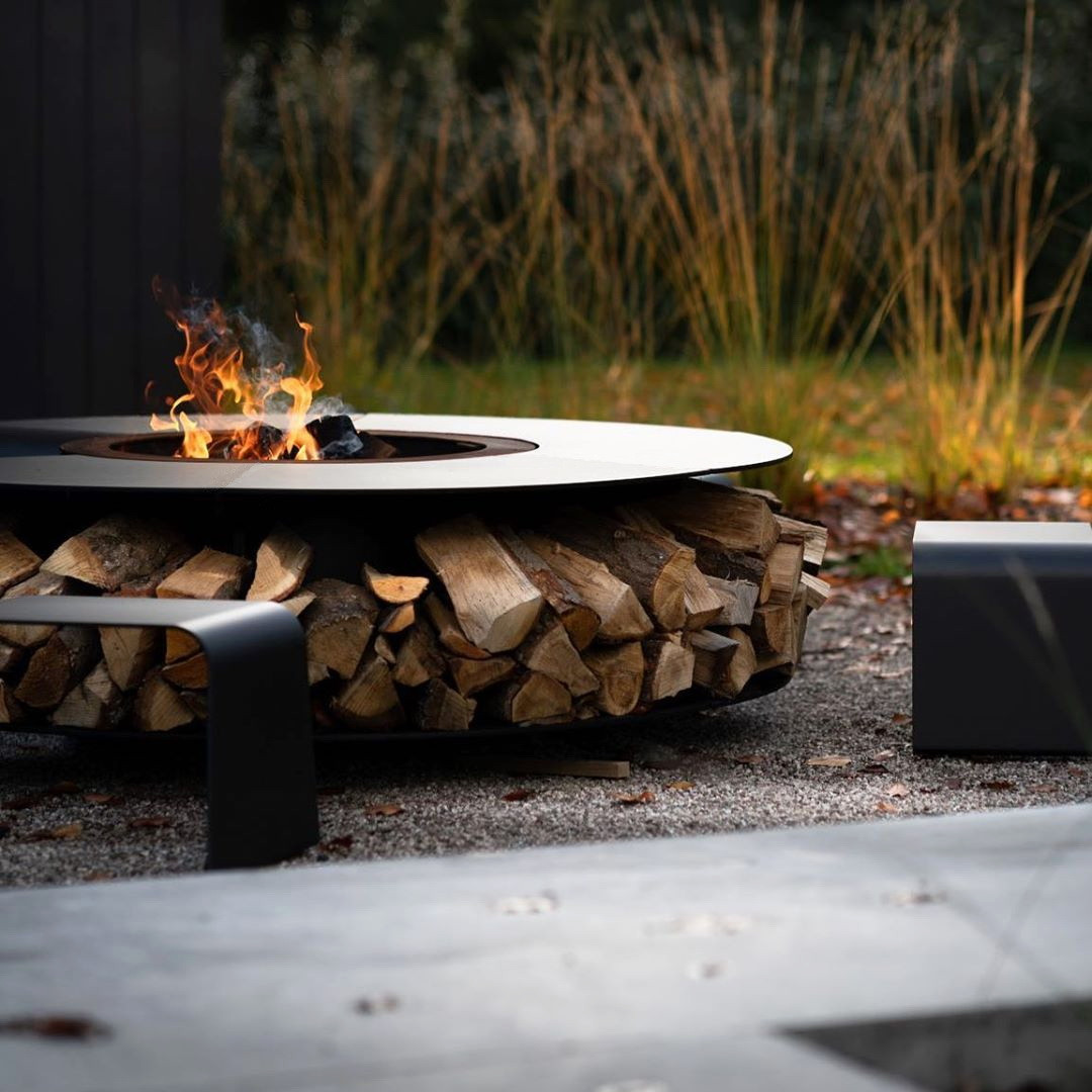 Большая костровая чаша с интегрированной дровницей