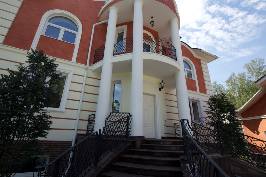 Фасад дома в Подмосковье - Классика. Фотографии