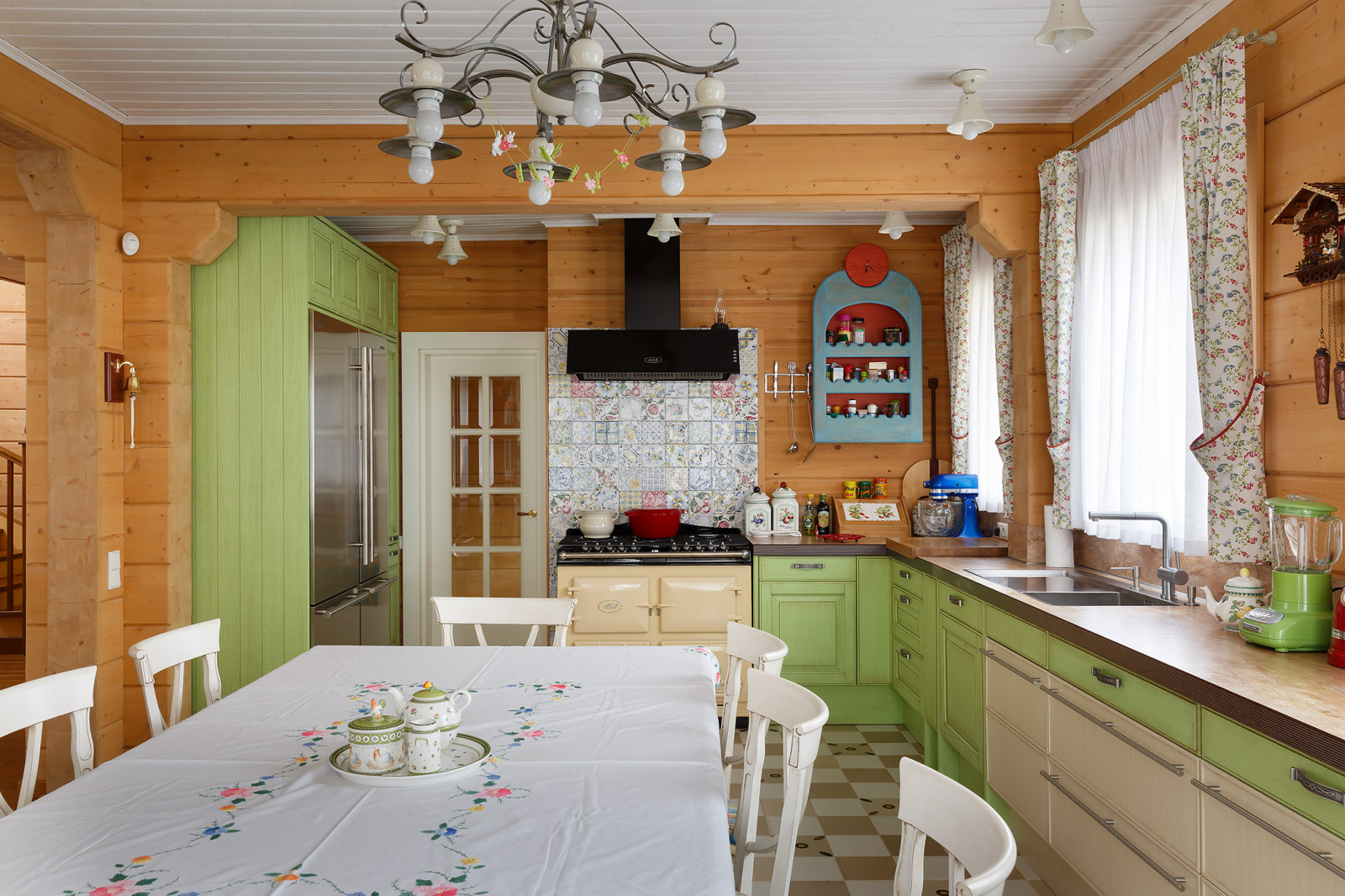 Гармоничный интерьер в традициях русского стиля.