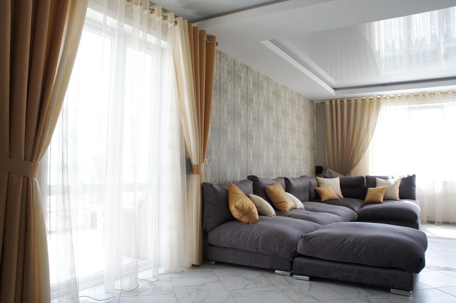 Шторы в стильный загородный дом.