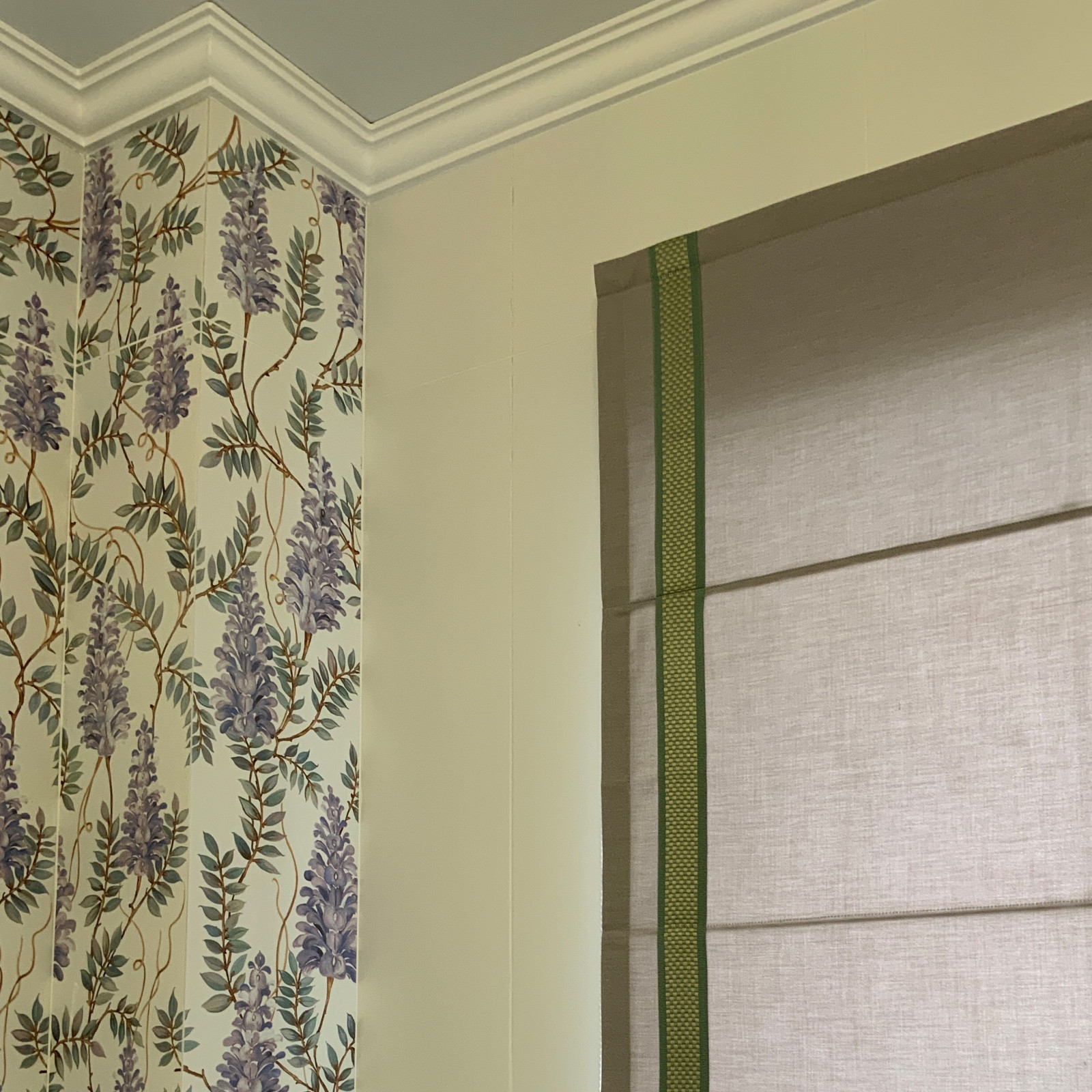 Римская штора на окне в ванной комнате