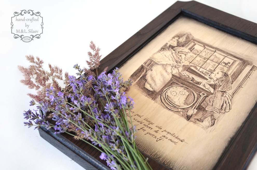 Графика на дубе "Алиса в зазеркалье" для украшения интерьера.