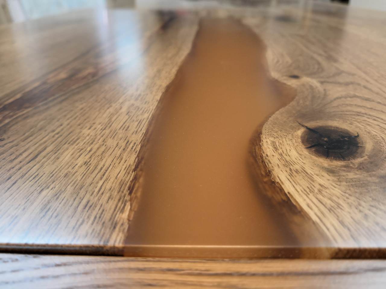 Обеденная группа дубовый стол янтарная река и шесть стульев.