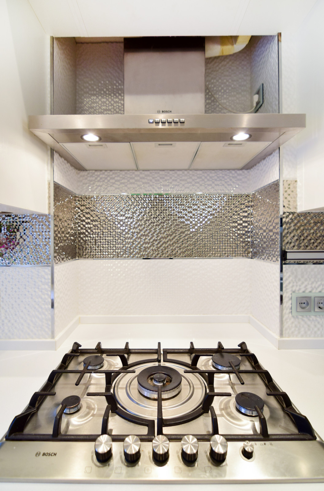 76 квадратов белого