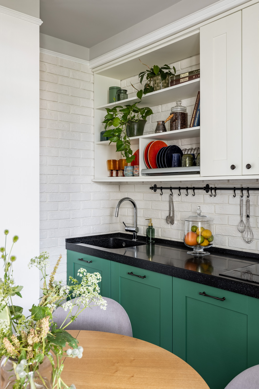 Квартира с библиотекой и коллекцией искусства