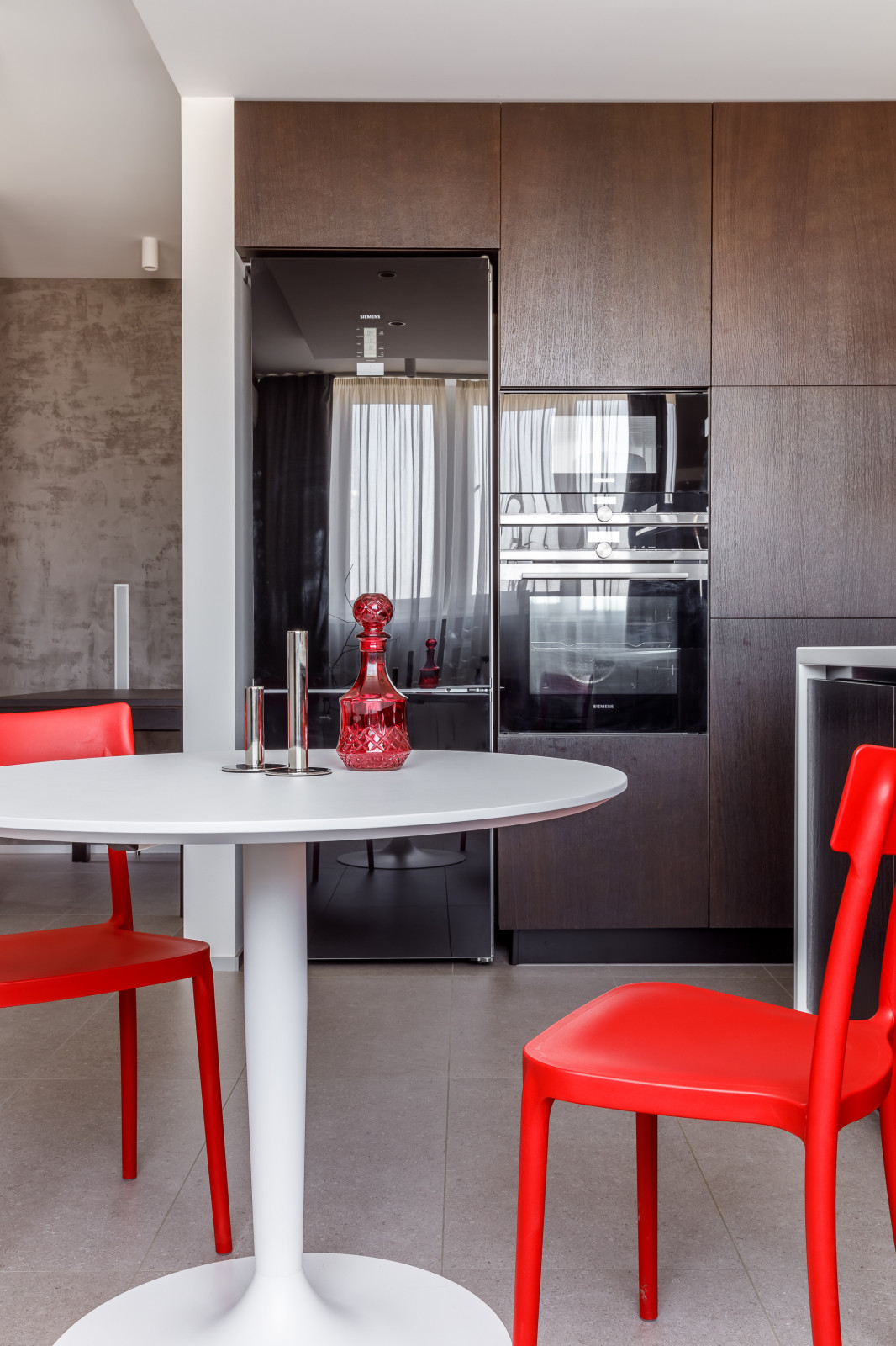 Houzz тур: Квартира для пары — любителей серого цвета и дерева